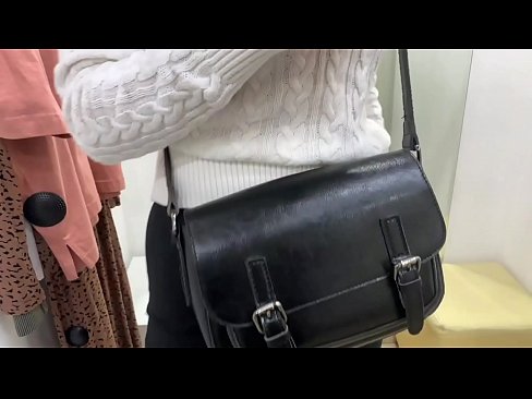 ❤️ Masturbasyon piblik nan jenn femèl FeralBerry ak yon gode nan sal la Fitting ❤ Porno vk nan nou ﹏