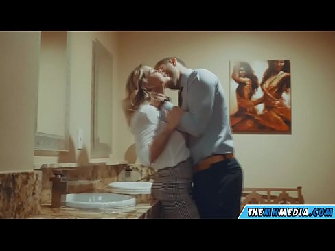 ❤️ Lè yon blond bèl sedui ou nan yon twalèt piblik ❤ Porno vk nan nou ﹏